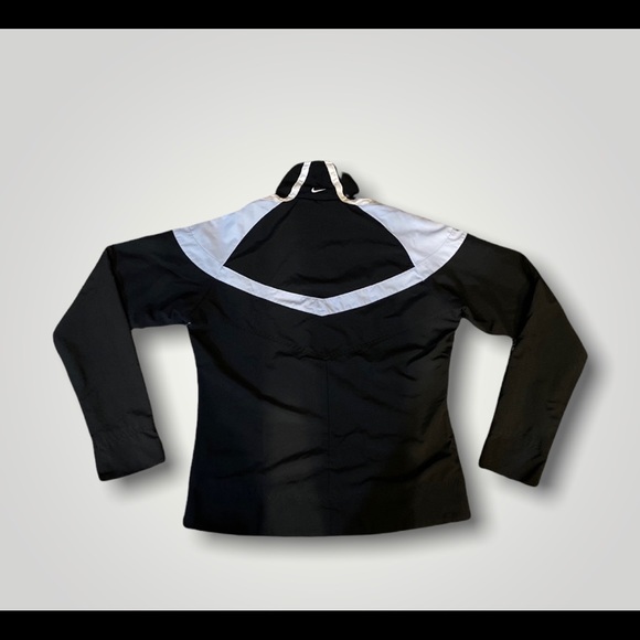 Nike Women’s (Size M) WindBeaker - Picture 2 of 2